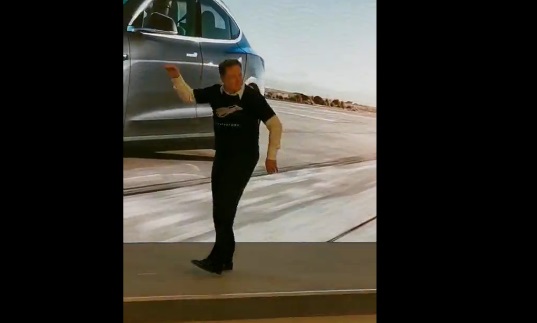 中国制造Model 3交付10位车主,马斯克现场跳起舞蹈