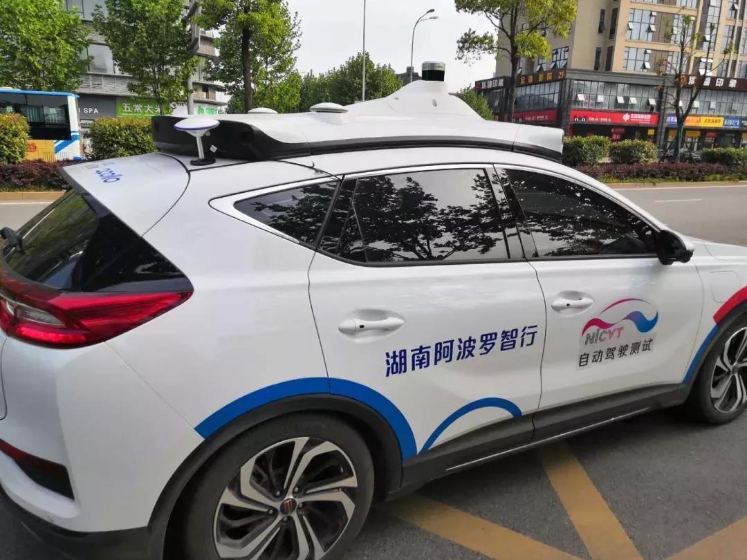 自驾模式特斯拉一头扎进大货车!自动驾驶最大问题:谁愿意买单?