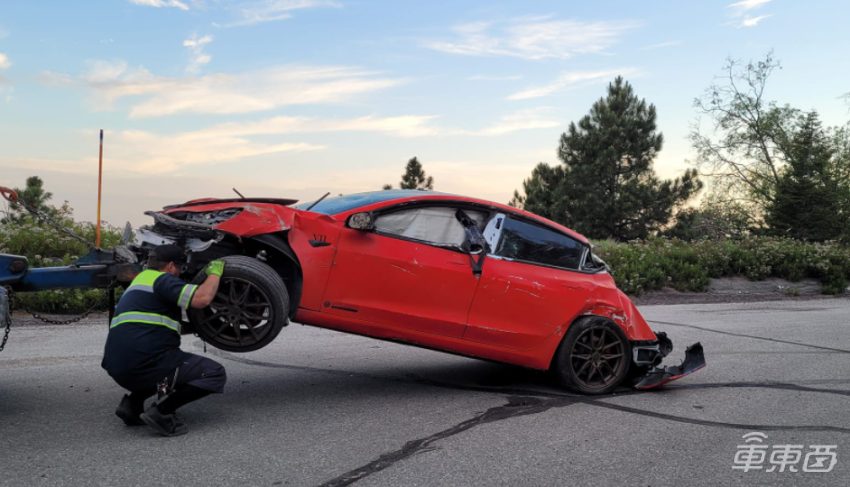 美国一特斯拉 Model 3 从 30 米高处失控冲下完全变形,乘客幸存