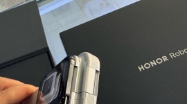 荣耀Robot Phone 星轨银，16+1TB，价格15800