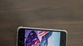 出iPhone手机两台，一台是se一代32g价格150，xs256g价格650