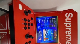 出两台街机游戏机