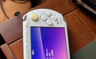 出两个sony PSP游戏机