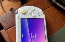 出两个sony PSP游戏机