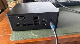 出几个电视盒和一个DELL TB15扩展坞