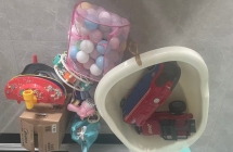 婴儿浴盆和一堆玩具