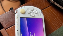 出两个sony PSP游戏机