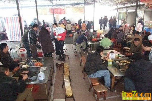 火车站商场里面烧烤摊.jpg