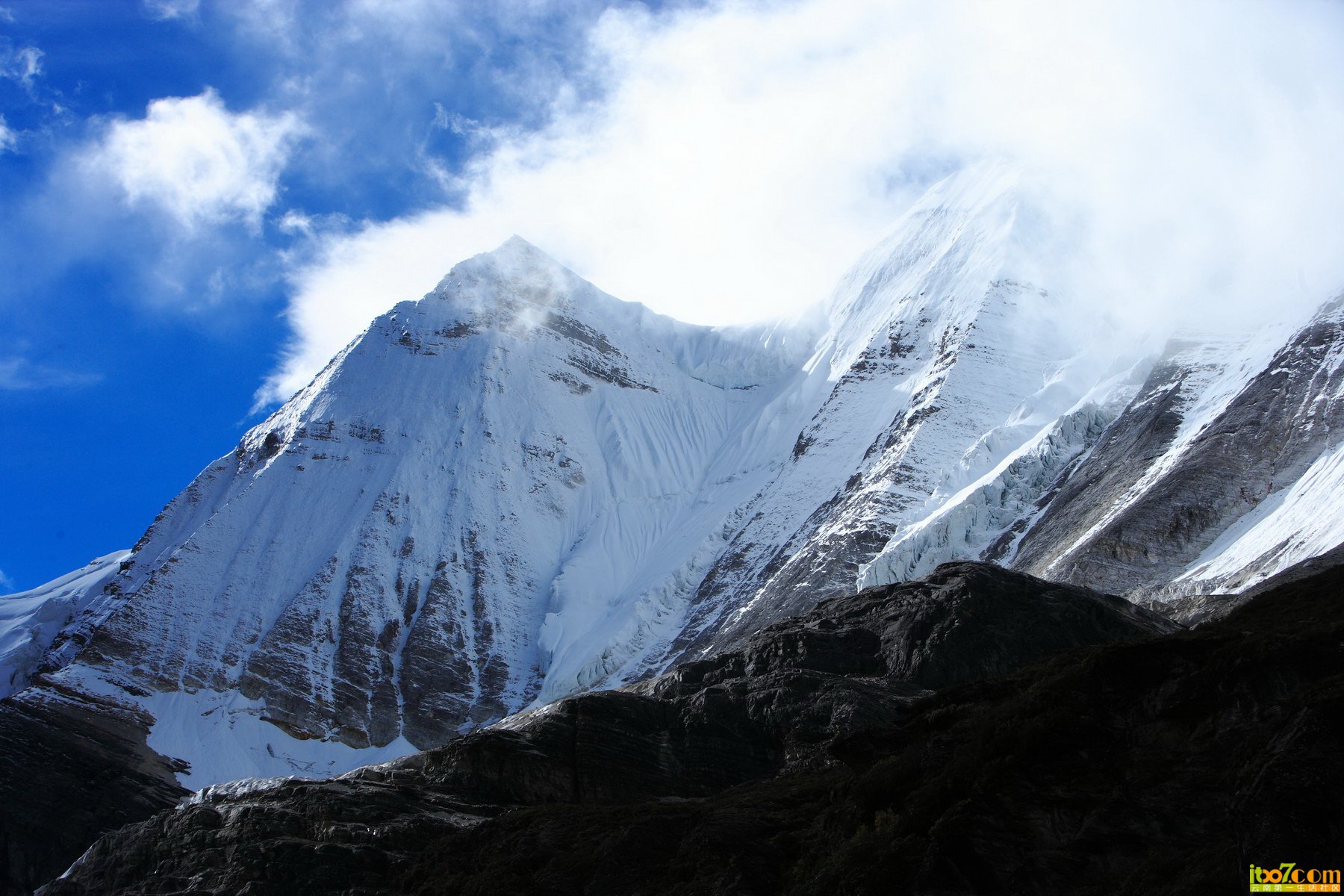 亚丁雪山脚下.jpg