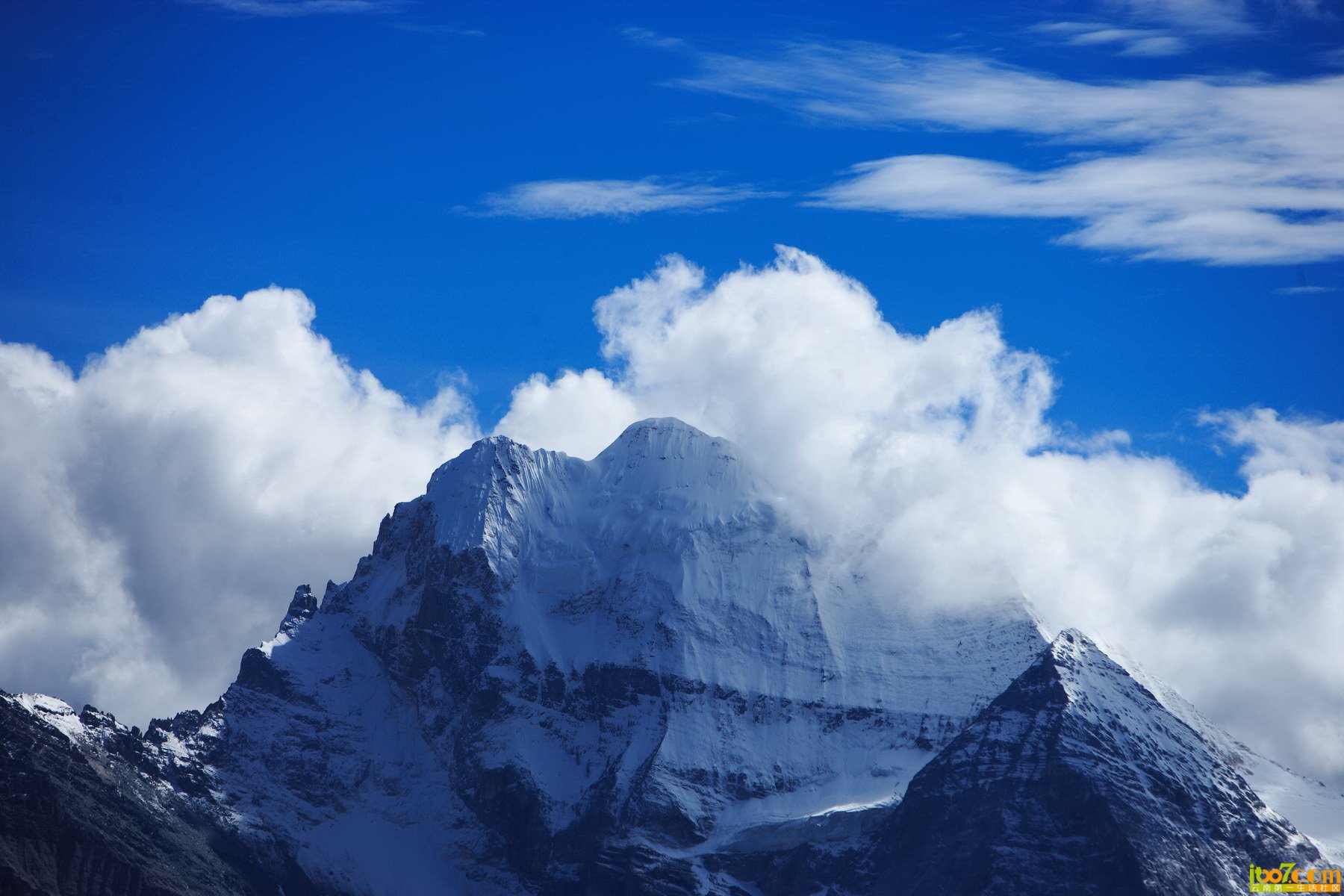 远眺亚丁雪山.jpg