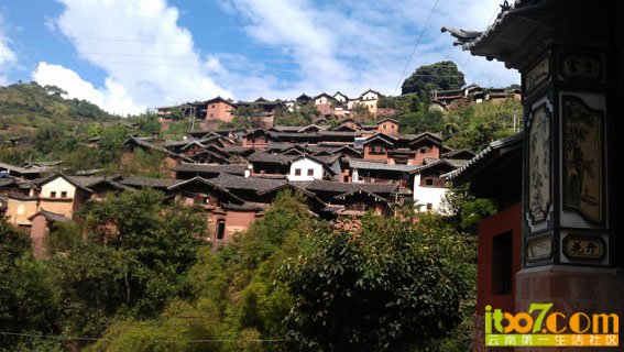 在山底下看诺邓村