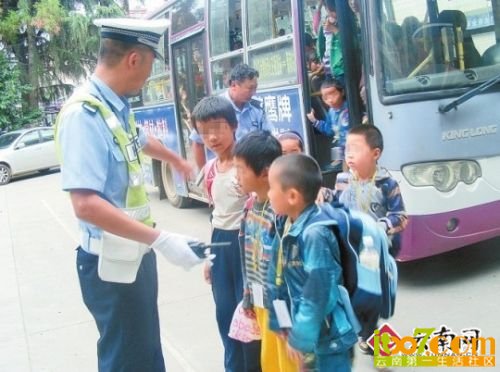 设计台词：娃娃些，你们是咋挤进去的呀？ 交警供图