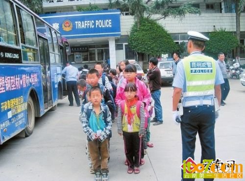 设计台词：核载人数也就这两路“纵队”