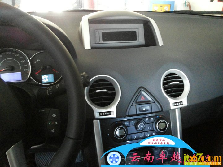 2.原车中控台 副本.jpg