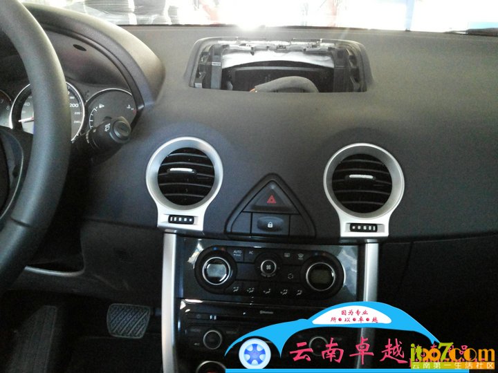 5.拆下原车显示屏 副本.jpg