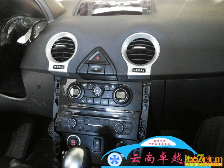 6.拆下原车CD左右两边亮条 副本.jpg