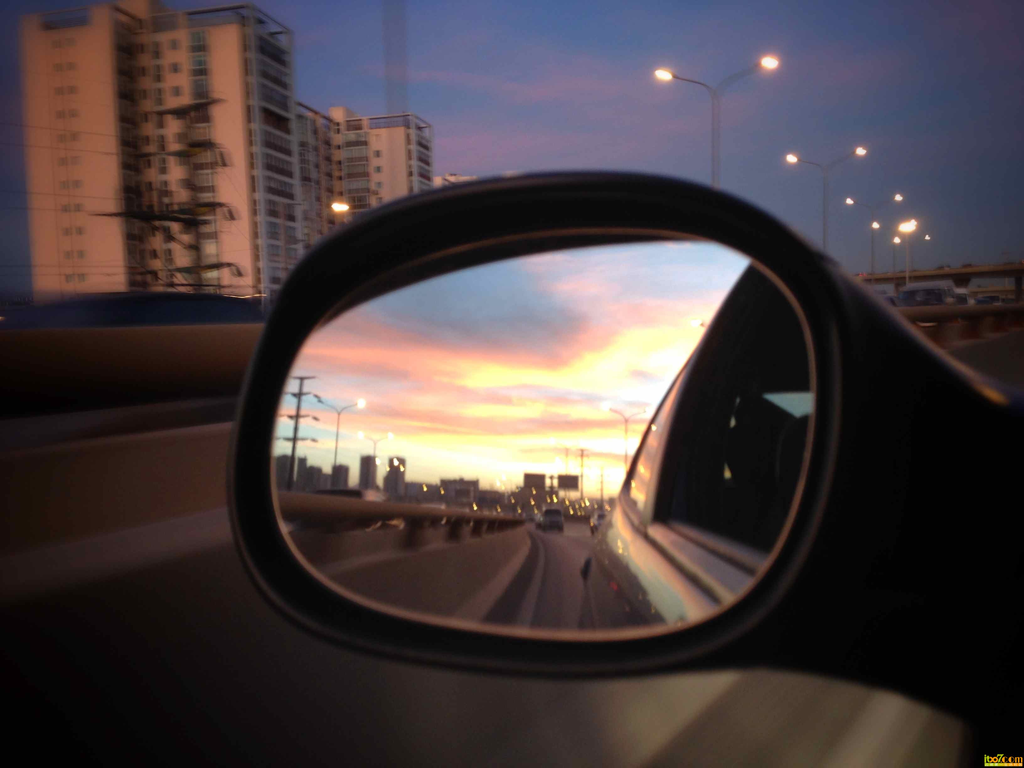 后镜里面的绚烂夕阳