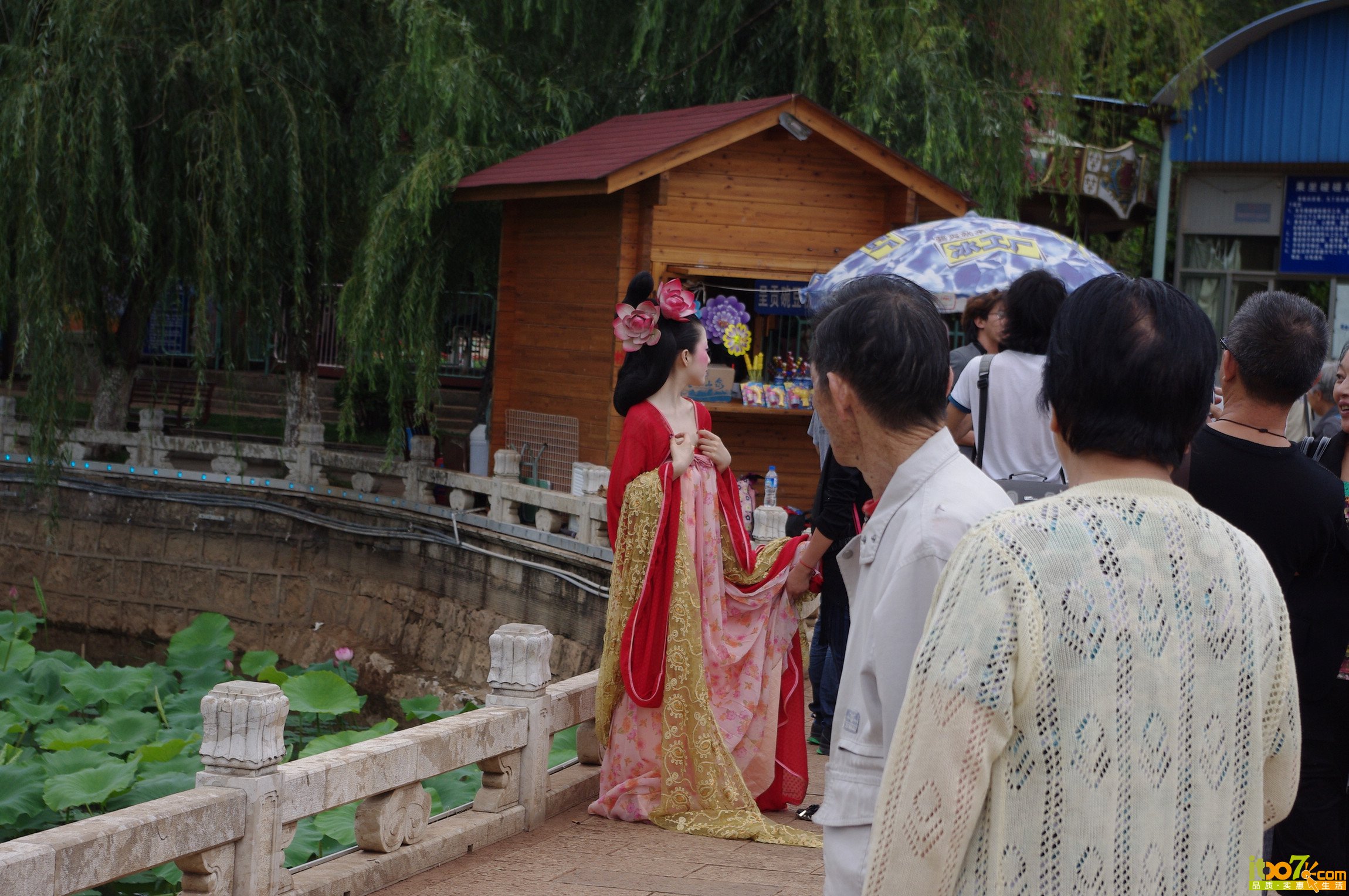 蹭拍的美女