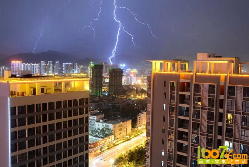 闪电开始 可惜脚架不在身边