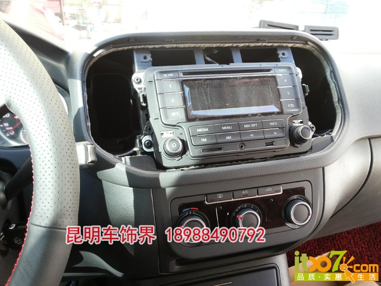 3.拆下原车CD面框 副本.jpg