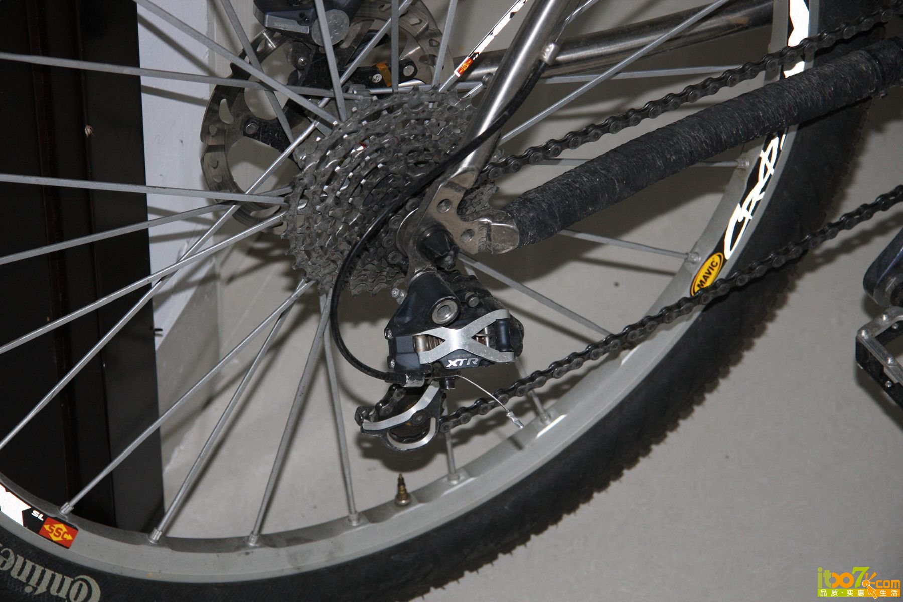 汽车交通出一辆自己组装的钛合金山地车