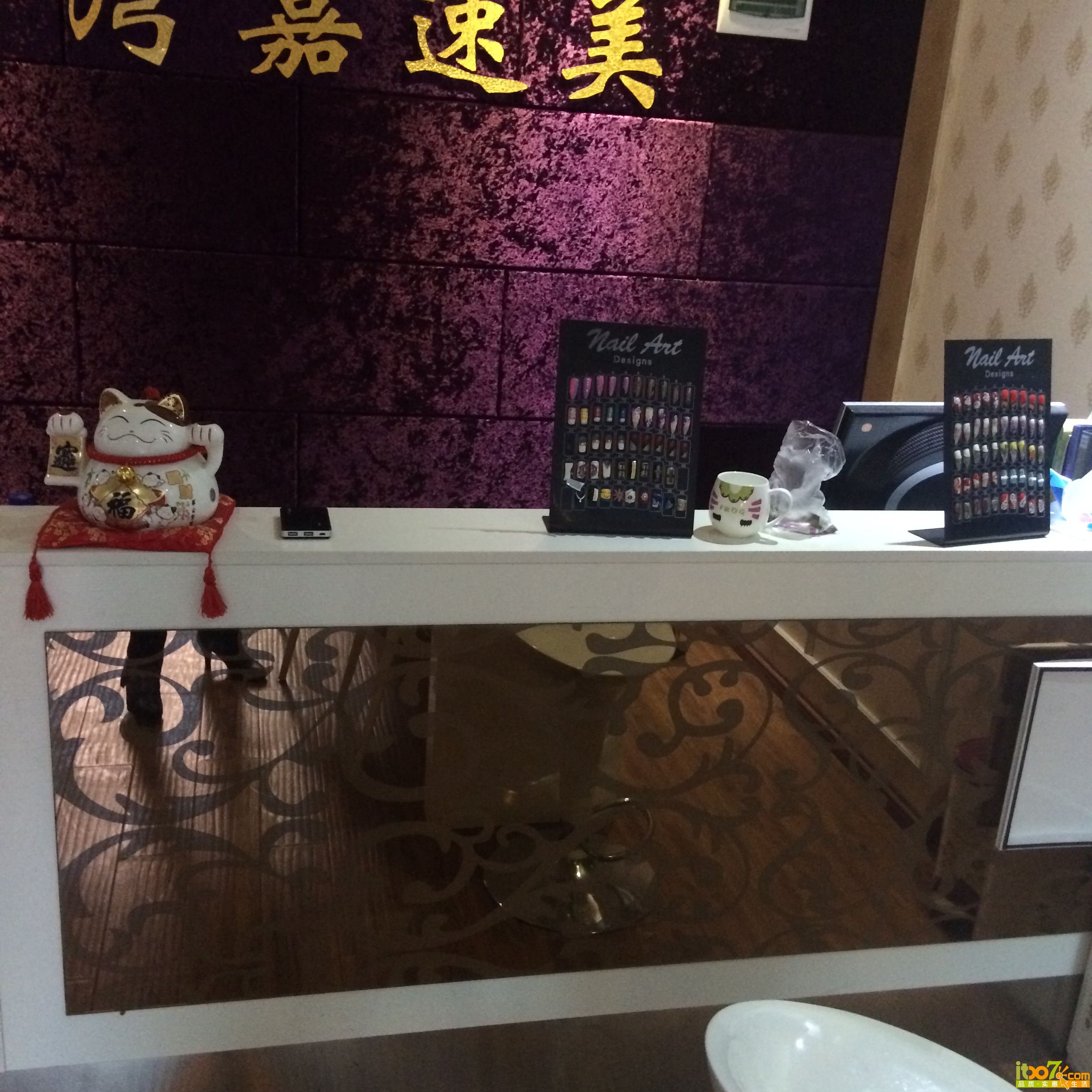 白色木质前台桌,高度120公分,长度240公分,宽度50公分,9成新,颜色时尚靓丽有花纹,作为前台是不错的上上之选, ...