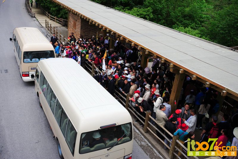 人山人海的九寨沟.jpg