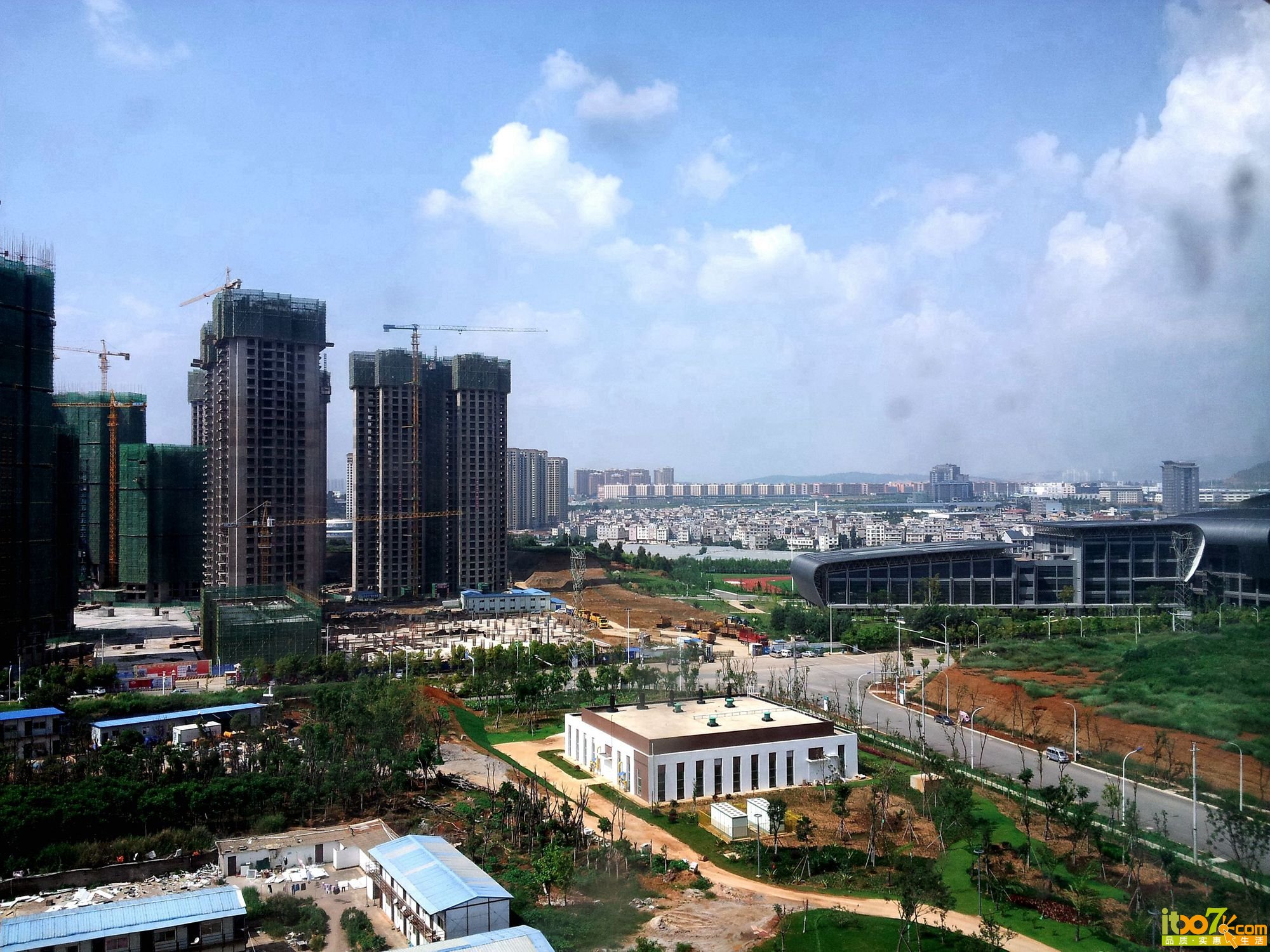 旁边是体育中心。