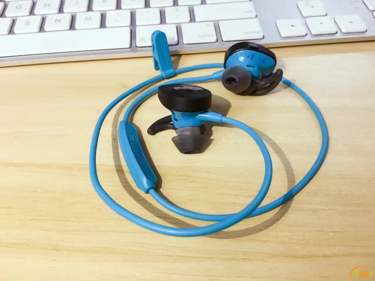 Bose SoundSport蓝.jpg