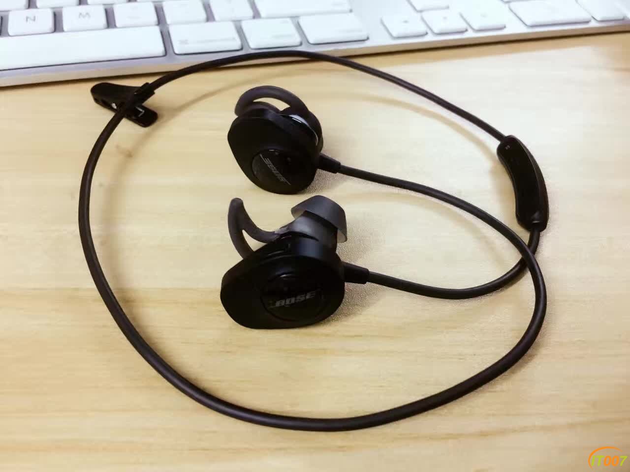 Bose SoundSport黑2.jpg