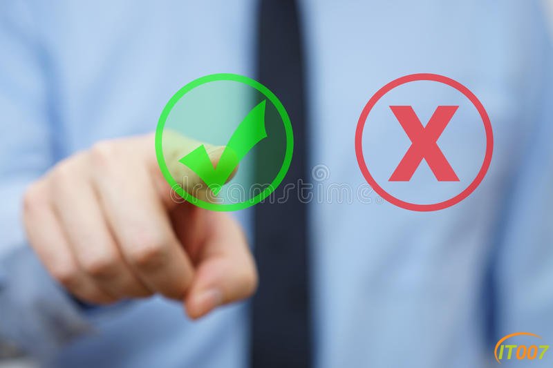 hombre-de-negocios-que-elige-el-icono-de-la-respuesta-correcta-en-lugar-de-otro-.jpg
