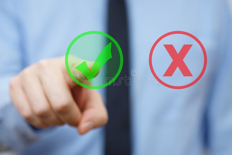 hombre-de-negocios-que-elige-el-icono-de-la-respuesta-correcta-en-lugar-de-otro-.jpg