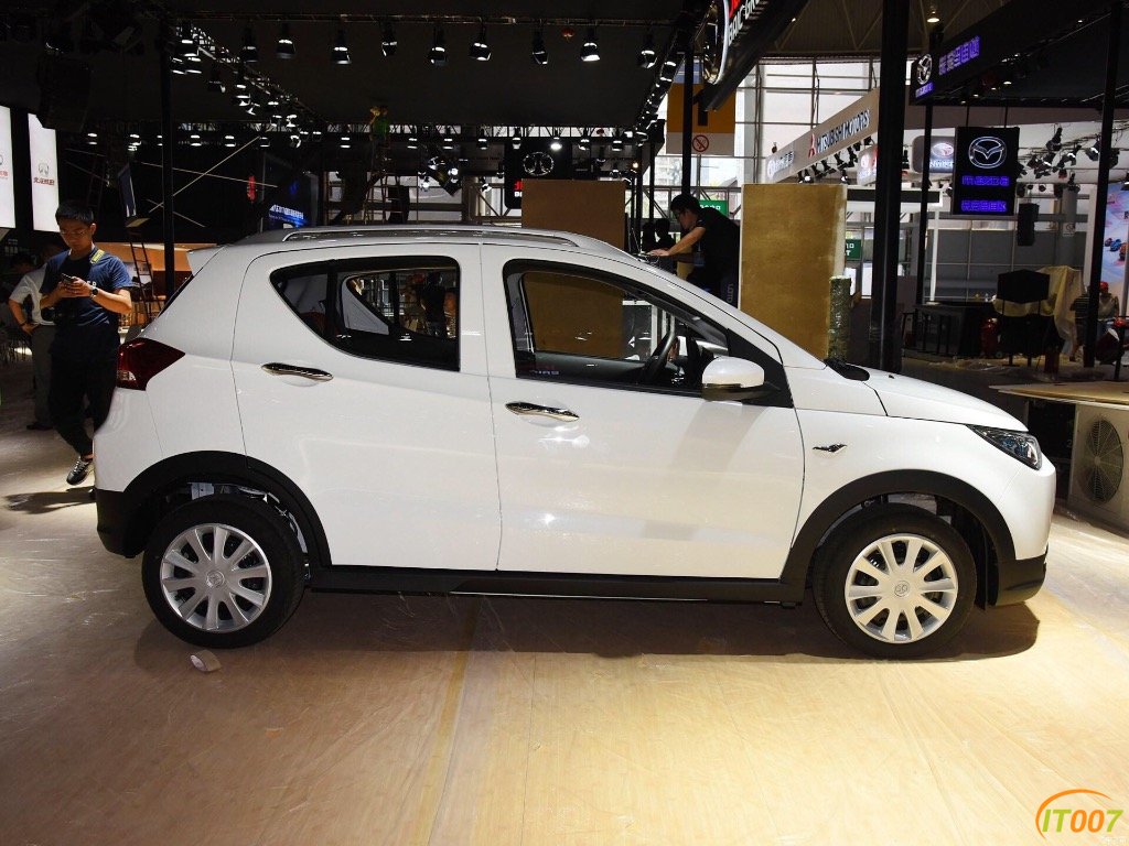 北汽新能源纯电动汽车低首付零首付