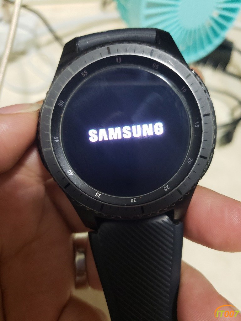 100元起拍卖一块三星智能表gears3国行先锋版