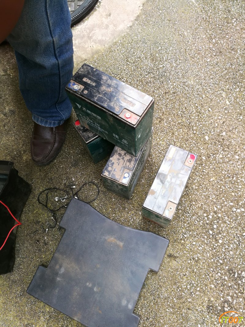 汽车交通出一辆锡特的电动车刚换的电池