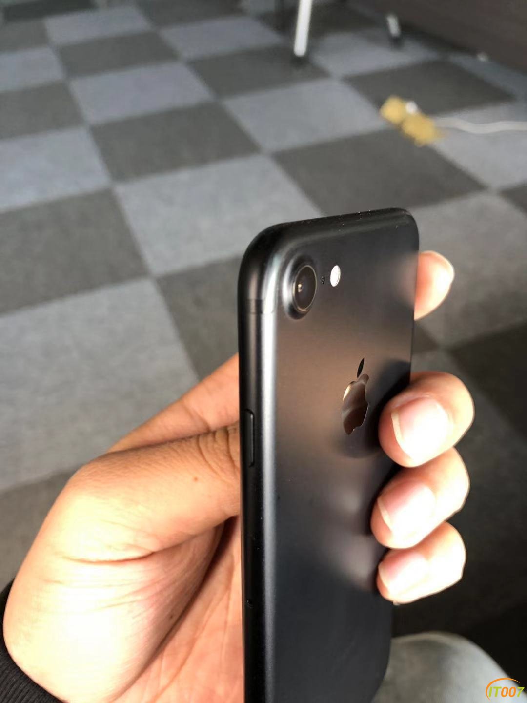 秒价2000出一台好成色iphone256g全网通,无拆无修.