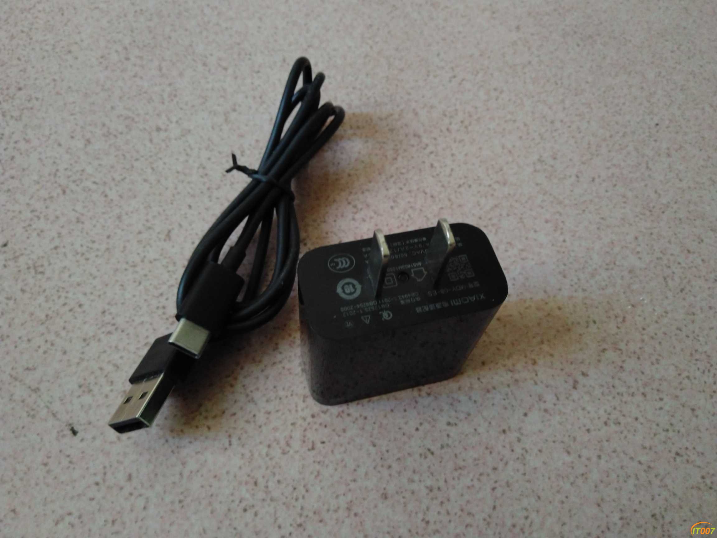 手机通讯一套小米8的原装充电器