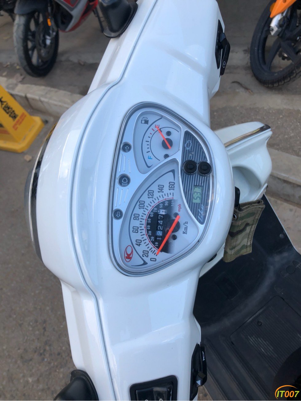 汽车交通出踏板摩托车光阳like180