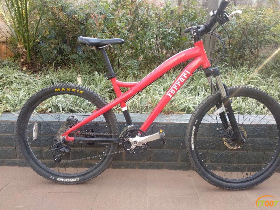 898出一台24速碟刹的正品法拉利山地车客户银行送的