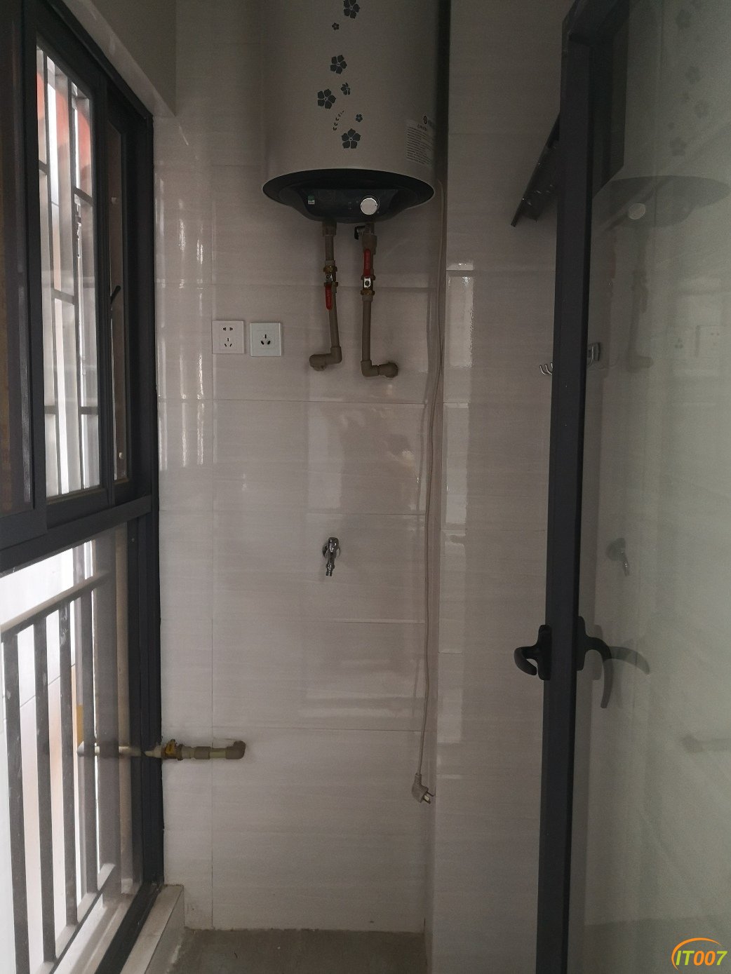 小阳台及热水器