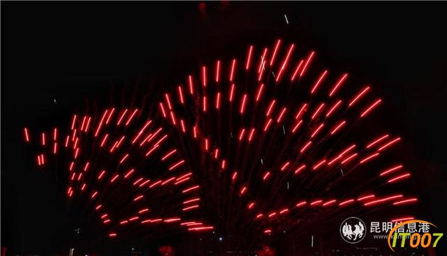 昆明举办焰火表演为新中国70华诞庆生 20分钟5000余发焰火“燃爆”夜空-1.jpg