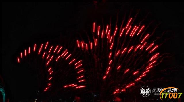 昆明举办焰火表演为新中国70华诞庆生 20分钟5000余发焰火“燃爆”夜空-2.jpg
