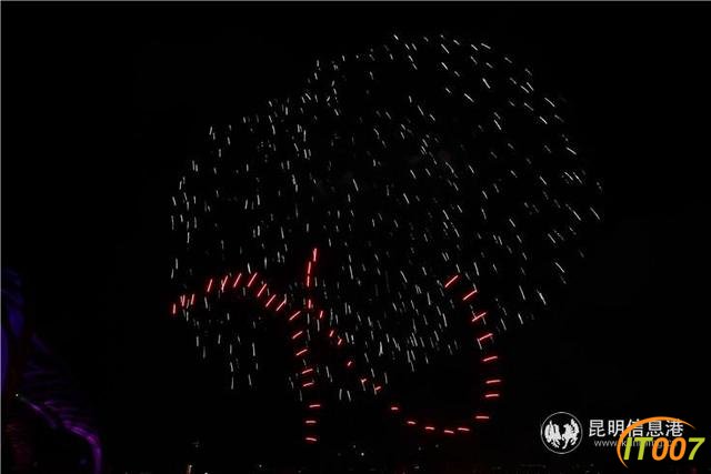 昆明举办焰火表演为新中国70华诞庆生 20分钟5000余发焰火“燃爆”夜空-3.jpg