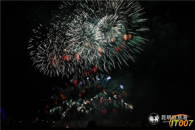 昆明举办焰火表演为新中国70华诞庆生 20分钟5000余发焰火“燃爆”夜空-6.jpg