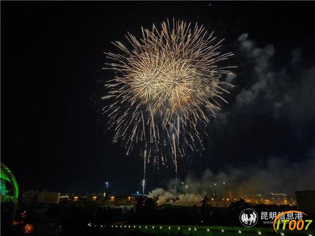 昆明举办焰火表演为新中国70华诞庆生 20分钟5000余发焰火“燃爆”夜空-5.jpg
