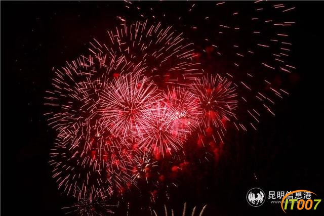 昆明举办焰火表演为新中国70华诞庆生 20分钟5000余发焰火“燃爆”夜空-7.jpg