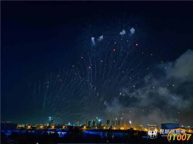 昆明举办焰火表演为新中国70华诞庆生 20分钟5000余发焰火“燃爆”夜空-9.jpg