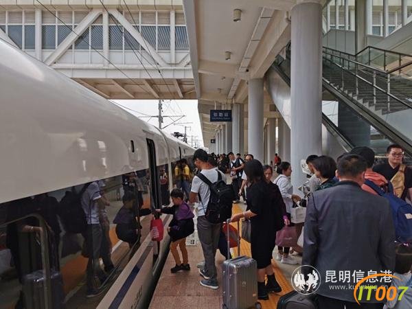 黄金周第三天云南铁路客流量较大 预计发送旅客25万人-2.jpg