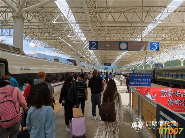 昆明至楚雄大理丽江动车客流持续火爆 较同期增长44%-2.jpg