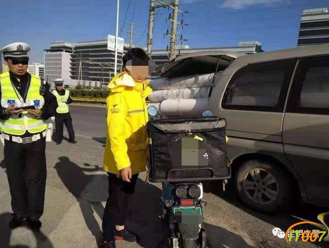 小哥，慢点！别再冒生命危险送餐了！昆明交警曝光450名美团、饿了么"夺命骑手"-1.jpg
